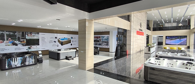 Luxury Acrylic Hot Tub Display Hall